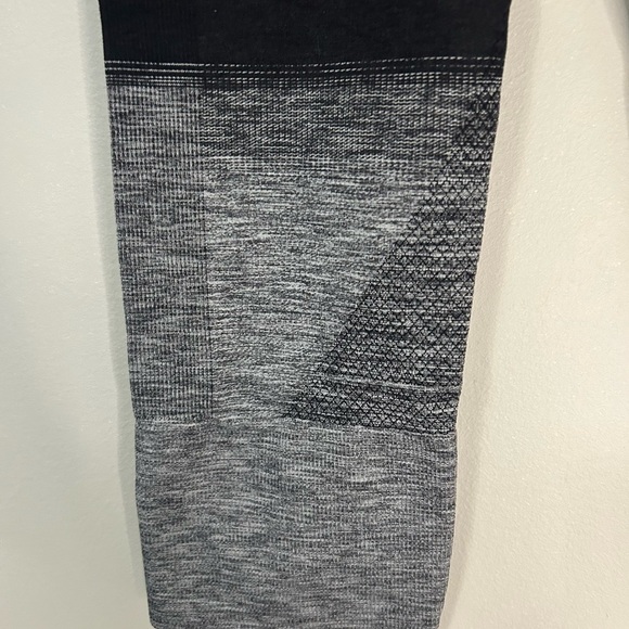 Lululemon Seamlessly Street Crop, Size 4 - Picture 4 of 9